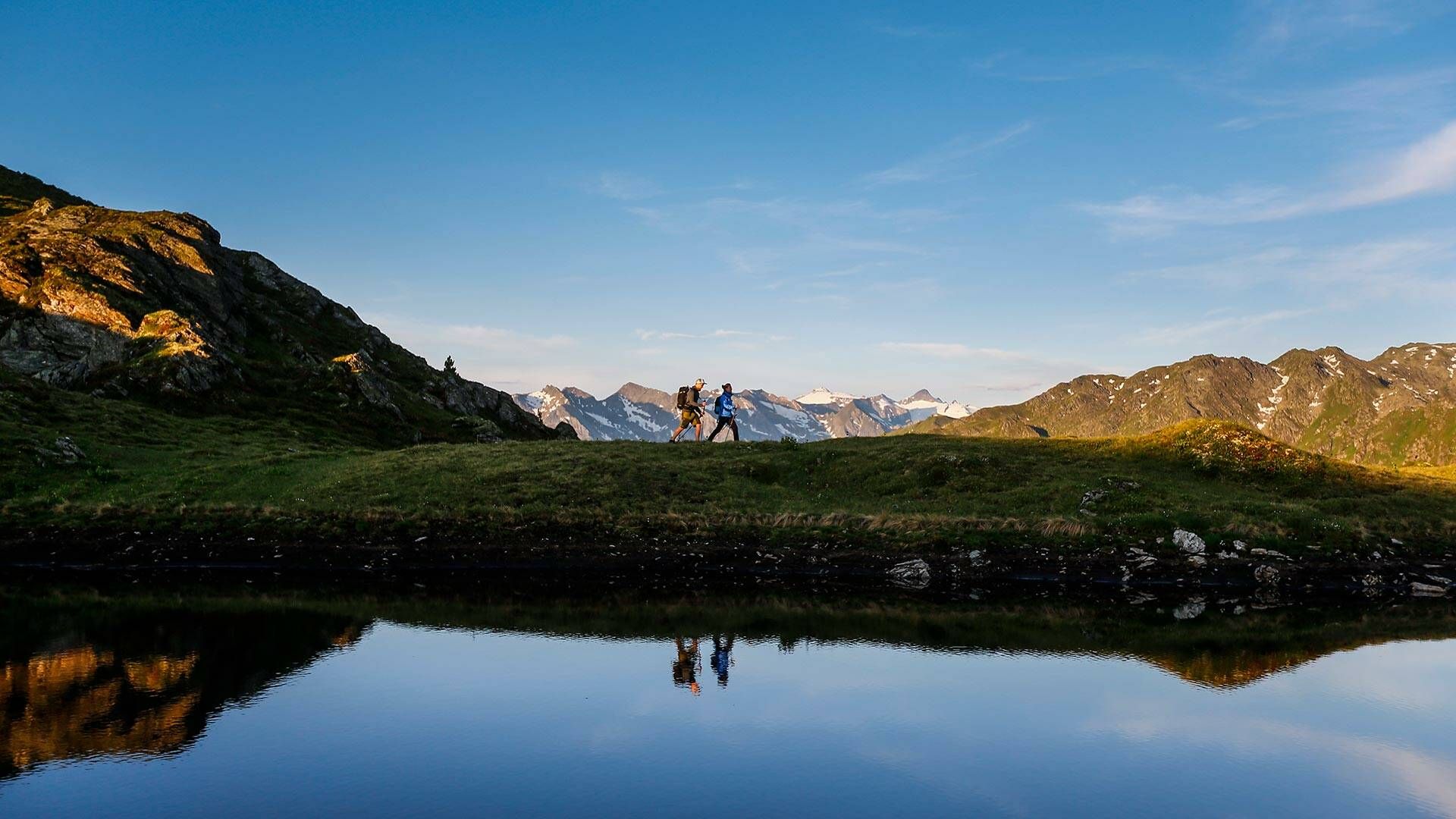 Sommerwandern im Zillertal Bergwanderer mit Rucksack auf Wanderweg in den Zillertaler Alpen